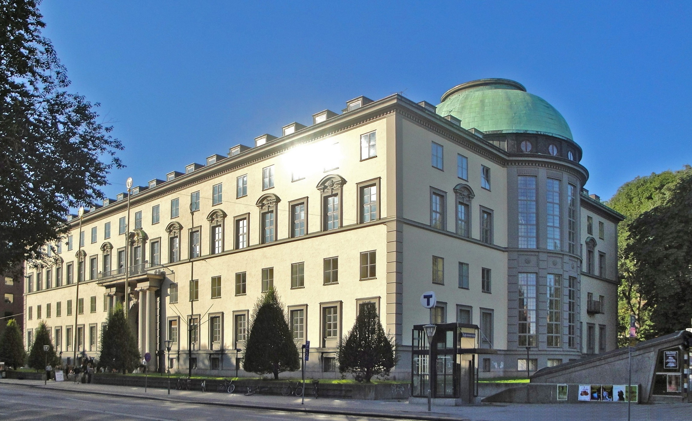 En bild på Handelshögskolan i Stockholm. Där tak kupolen på taket samt där kolonerna vid entren framhävs. En arkitektur som har använts, för att framhäva Administrations/Förvaltningsbyggnader. Enligt mig så var detta en byggnad där folket en gång i tiden, förvarade folkets tredje ekonomiska egenvärde. I ett stort gigantisk register.(Datorer fanns inte på den tiden). Enligt min bevisning, så har någon grupp individer inom staten genomfört en kupp.