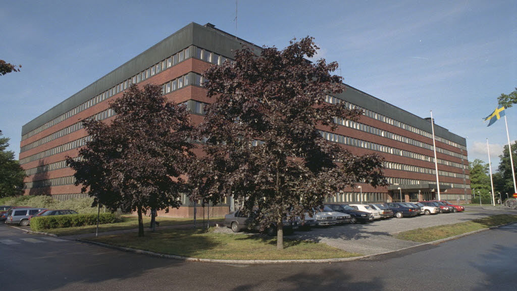 Jag har med detta vapen också, när jag var barn på 1970-talet. Så gav man mig en egen 'Byrådirektör på det militära Högkvarteret i Stockholm, som jag skulle ha kontakt med. Och som endast bevakade mitt tredje ekonomiska egenvärde på 1200 basbelopp, dvs jag hade en papper ett skriftligt dokument. Som den onde boven i dramat eventuellt skulle försöka trolla bort. Jag var ju den levande måltavlan. Den riktiga agenten som skulle vara och bli förvaltad och utbildad inom landets gränser.(Förvaltad? Inte sådär, va!! Och jag får fortfarande inte utbilda mig som jag vill(nu för Försäkringskassan)). Man gav mig en riktig 'Statsobligation = Statsskyldighet'