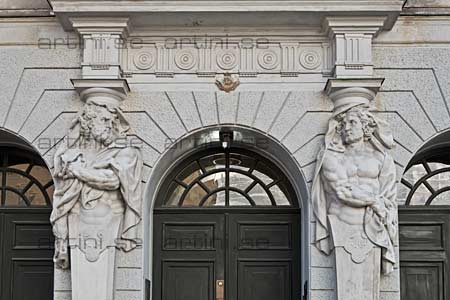 Det Tessinska palatset, som är en byggnad mitt emot slottet. Uppe på Slottsbacken. Enligt min uppgift, så fanns det ett komplett arkiv. Som beskrev hur hela Förvaltningen var uppbyggd. De hade inbrott där, kan ha varit på 1970-talet. Statyerna som bevakar palatset, de ger ett varningens tecken. Vid tänkbara uppsåt på inbrott. Och bygga upp samhället för egen vinning, istället för att endast motverka och förebygga det som redan var uppbyggt.